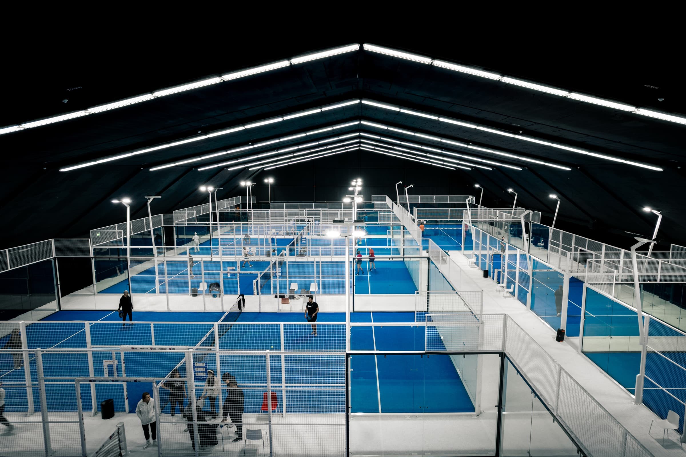 Die Padel-Halle von Tiger Padel Duisburg mit acht Panorama-Courts